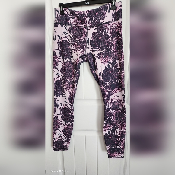 Floral Print Leggings - Black and Pink - Picture 2 of 3